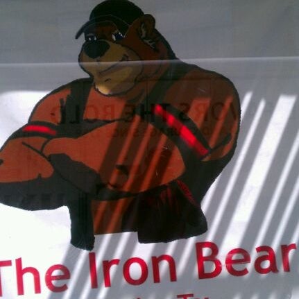 Foto tirada no(a) The Iron Bear por Louie G. em 8/26/2011