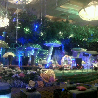 Снимок сделан в Grand Ballroom - Hotel Mulia Senayan, Jakarta пользователем Angga S. 12/4/2011
