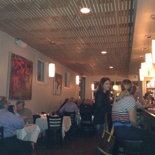3/2/2012 tarihinde Whitney L.ziyaretçi tarafından Camellia Cafe'de çekilen fotoğraf