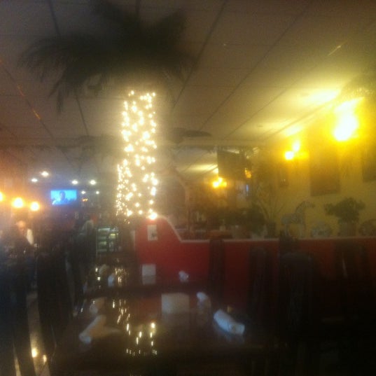 Foto scattata a Derrick&#39;s Jamaican Restaurant da K Z. il 7/14/2012
