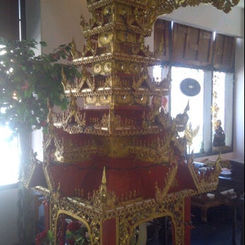รูปภาพถ่ายที่ Thai Thani Restaurant โดย akaCarioca เมื่อ 10/22/2011