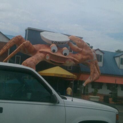 Foto scattata a Giant Crab Seafood Restaurant da Joshua H. il 4/26/2012