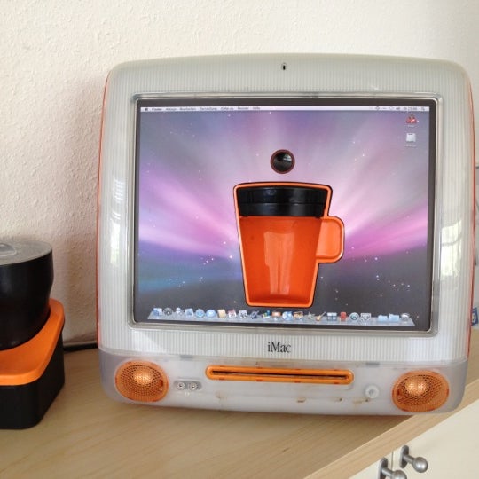 Man sollte unbedingt einen Cappuccino aus dem umgebauten Mac genießen. (Kein Scherz!)