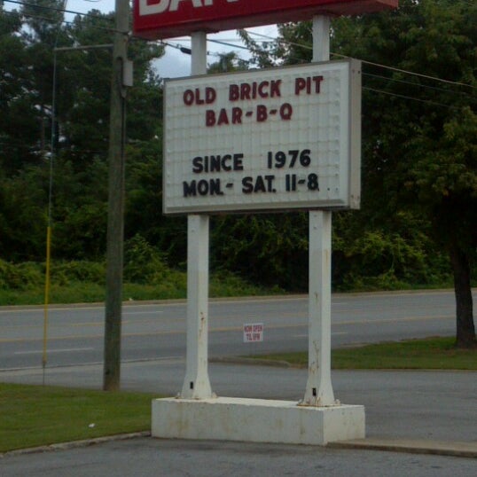 รูปภาพถ่ายที่ Old Brick Pit Barbecue โดย James H. เมื่อ 9/8/2012