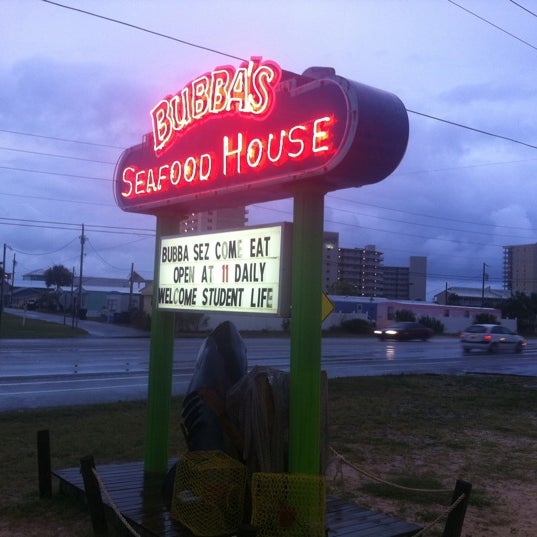 Foto scattata a Bubba&#39;s Seafood House da Alexis S. il 6/9/2012