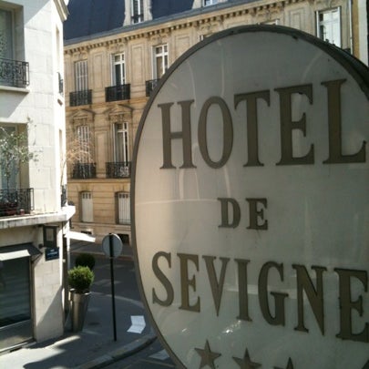 รูปภาพถ่ายที่ Hôtel de Sevigne โดย Rere O. เมื่อ 8/23/2012