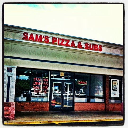 รูปภาพถ่ายที่ Sam&#39;s Pizza &amp; Subs โดย Maria C. เมื่อ 5/18/2012