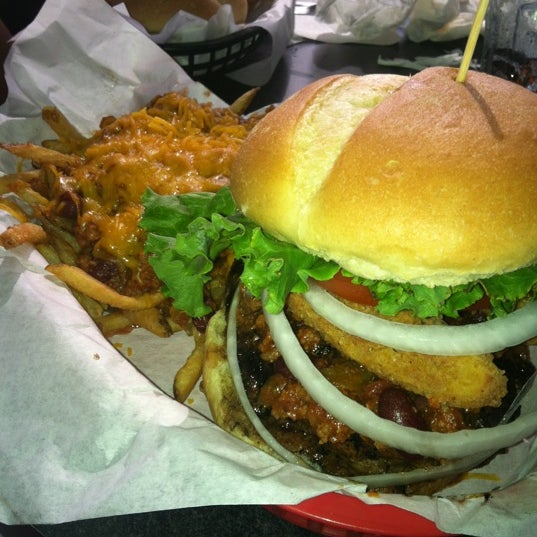 Foto tomada en Sinful Burger Sports Grill  por C G. el 6/24/2012