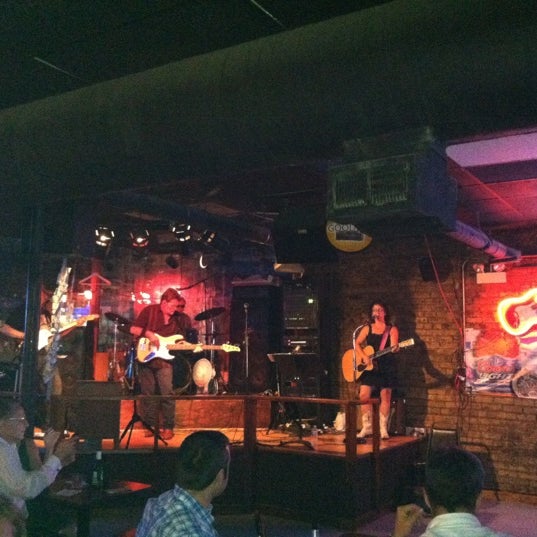 Foto tomada en Carol&#39;s Pub  por Jessica S. el 7/15/2012