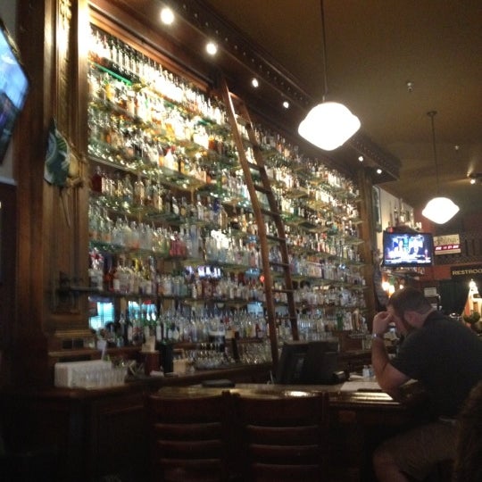 Foto diambil di Paddy&#39;s Bar &amp; Grill oleh Rob V. pada 7/27/2012