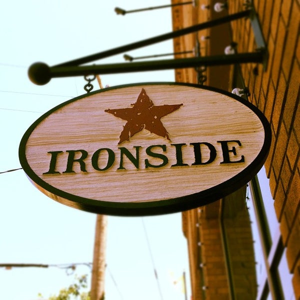 รูปภาพถ่ายที่ Ironside โดย Jason A. เมื่อ 6/5/2012