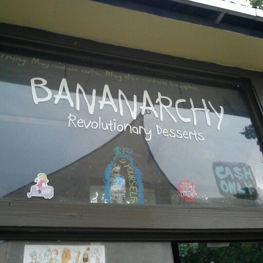 รูปภาพถ่ายที่ Bananarchy โดย Beau เมื่อ 6/30/2012