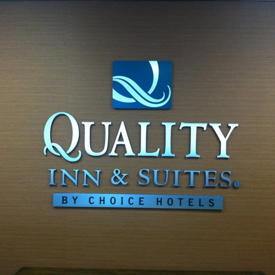 รูปภาพถ่ายที่ Quality Inn &amp; Suites Biltmore East โดย Jeffrey G. เมื่อ 2/6/2012