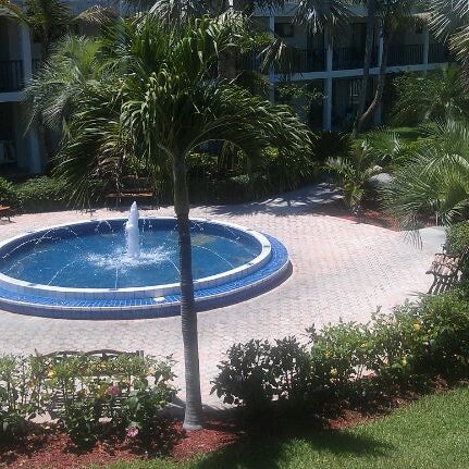 5/17/2012 tarihinde Michael B.ziyaretçi tarafından The Beachcomber Beach Resort Hotel'de çekilen fotoğraf