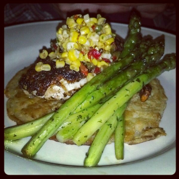 Снимок сделан в Go Fish Restaurant пользователем Rachel C. 5/26/2012