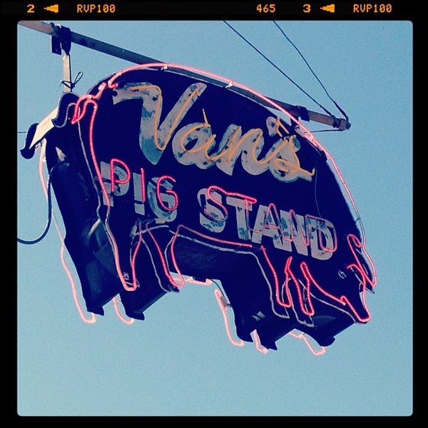 Foto diambil di Van&#39;s Pig Stand - Highland Street oleh Rebecca P. pada 4/21/2012