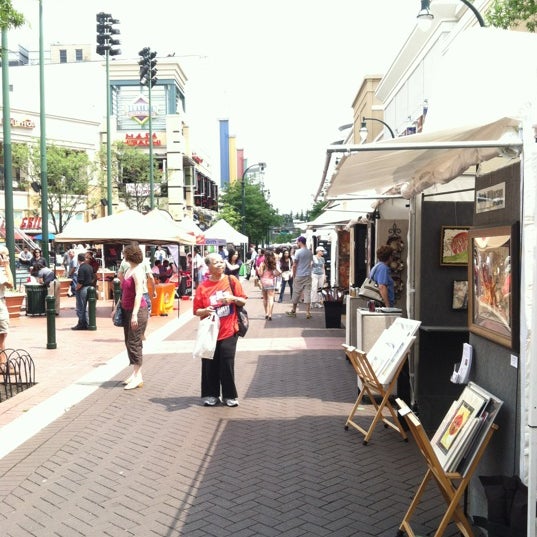 Foto tirada no(a) Fenton Street Market por Robyn M. em 5/5/2012