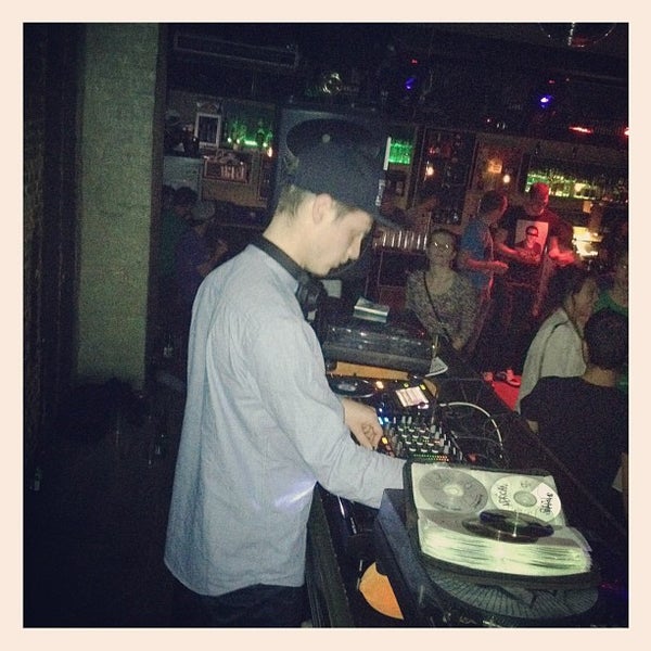 Foto tomada en PLAYERS Food &amp; Drinks  por JODY el 4/28/2012