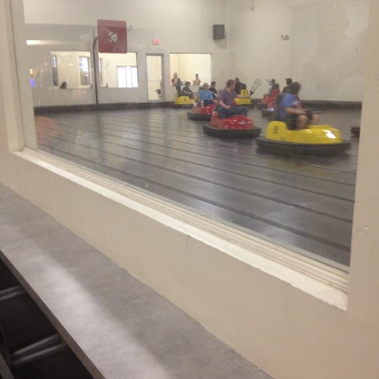 Photo prise au WhirlyBall/LaserWhirld of HEB par Holly R. le6/23/2012