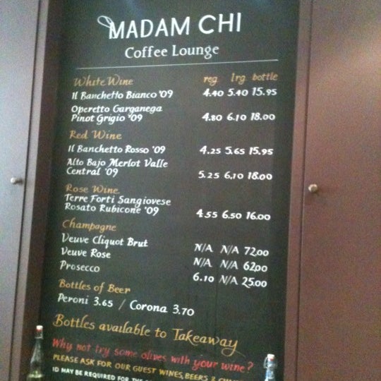 รูปภาพถ่ายที่ Madam Chi Coffee Lounge โดย Ade A. เมื่อ 5/11/2012