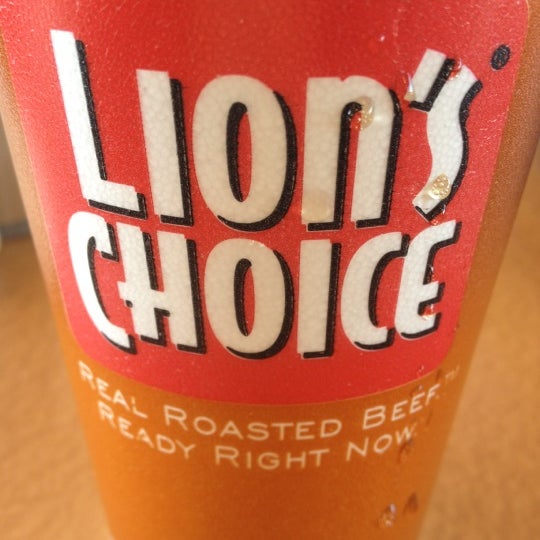 รูปภาพถ่ายที่ Lion&#39;s Choice โดย Rebecca L. เมื่อ 2/19/2012