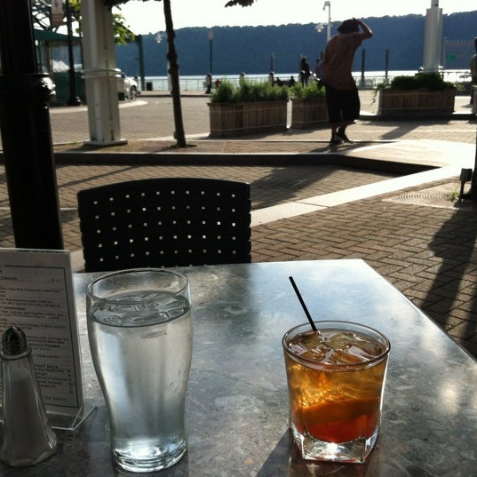 รูปภาพถ่ายที่ Dolphin Restaurant, Bar, and Lounge โดย Paul M. เมื่อ 6/2/2012