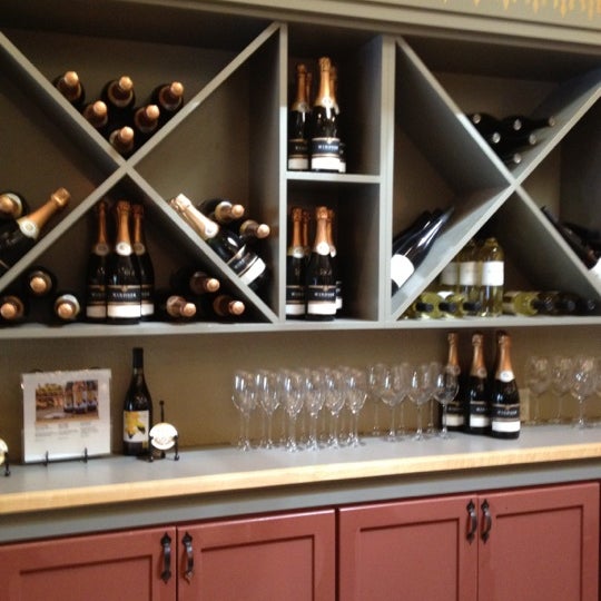 3/17/2012 tarihinde Greg B.ziyaretçi tarafından Windsor Vineyards Tasting Room'de çekilen fotoğraf