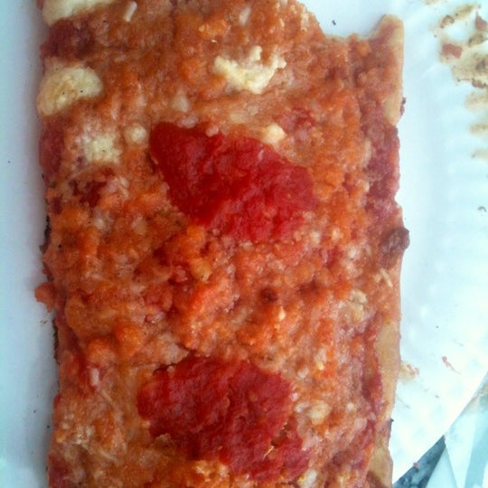 รูปภาพถ่ายที่ Valducci&#39;s Pizza and Catering โดย Chelle . เมื่อ 5/30/2012