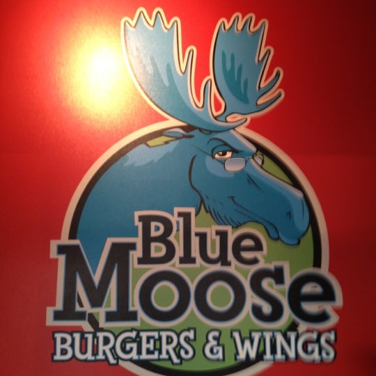 Снимок сделан в Blue Moose Burgers &amp; Wings пользователем Collin B. 6/30/2012