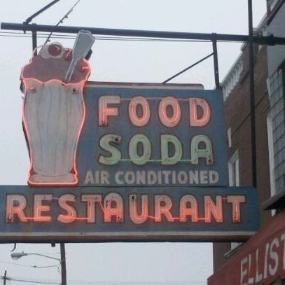 รูปภาพถ่ายที่ Elliston Place Soda Shop โดย Gregg P. เมื่อ 2/18/2012