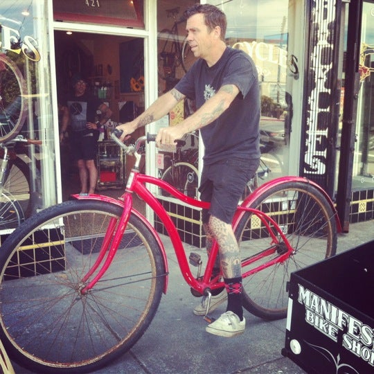 Das Foto wurde bei Manifesto Bicycles von Mackay am 8/3/2012 aufgenommen
