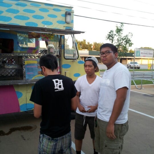 Photo taken at Oh My Gogi! Truck by Jhunn V. on 8/4/2012