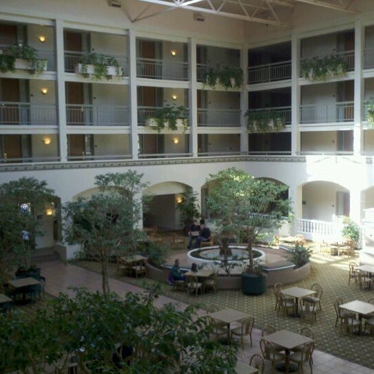 Foto tirada no(a) Embassy Suites by Hilton por Streak em 3/23/2012