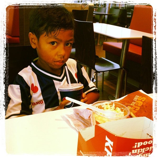 Photo taken at KFC by Mar-Lin R. on 8/21/2012