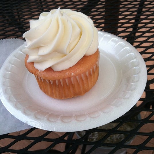 5/9/2012にRebecca B.がGalaxy Cupcakesで撮った写真