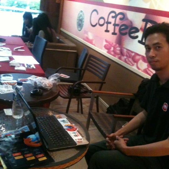 Photo taken at CoffeeBen&#39;s &amp; Resto by Viking K. on 4/30/2012