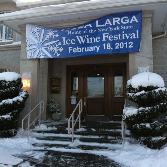 Foto diambil di Casa Larga Vineyards &amp; Winery oleh Meg C. pada 2/12/2012