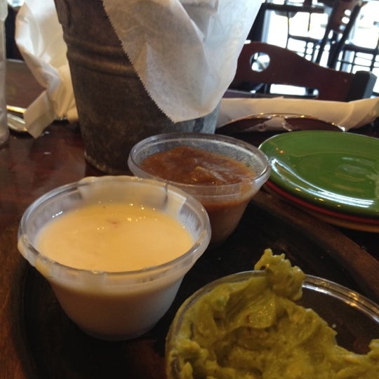 รูปภาพถ่ายที่ Nacho Mama&#39;s Mexican Grill โดย Leigh เมื่อ 6/30/2012