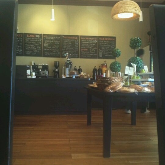 Das Foto wurde bei Milano Bakery &amp; Cafe von Lan N. am 7/29/2012 aufgenommen