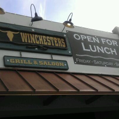 3/24/2012 tarihinde Eileen G.ziyaretçi tarafından Winchester&#39;s Grill &amp; Saloon'de çekilen fotoğraf