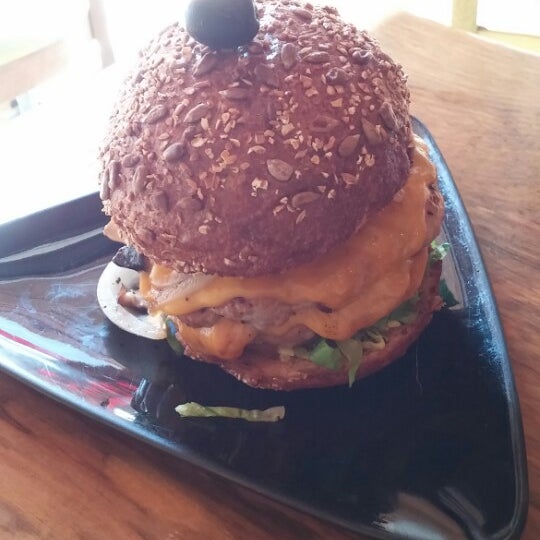 9/26/2014 tarihinde Omar A.ziyaretçi tarafından Smokey Burger Organic'de çekilen fotoğraf
