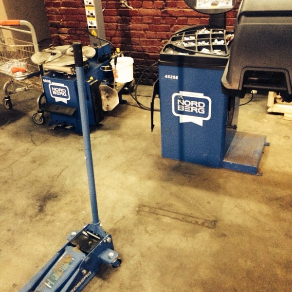 шиномонтаж и балансировка колес. шиномонтаж т. шиномонтаж т. грузовой шиномонтаж в твери. шиномонтажник.