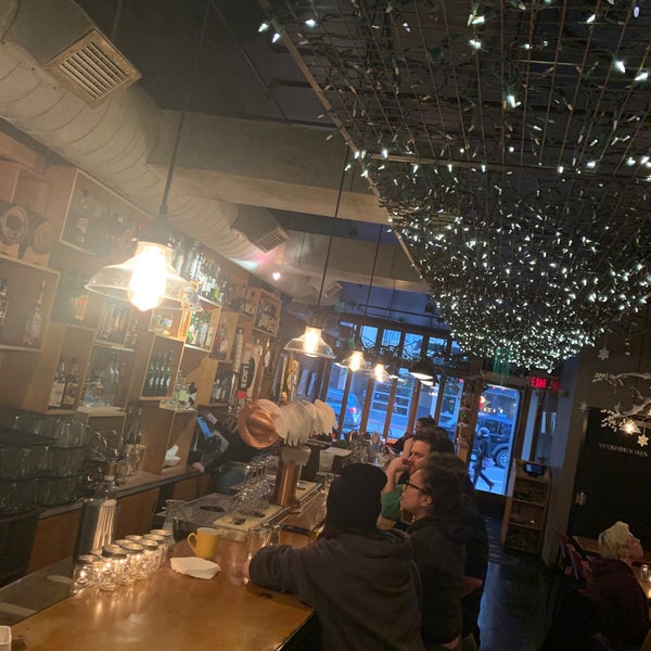 Foto tirada no(a) Insomnia Restaurant and Lounge por Ken Z. em 1/30/2020