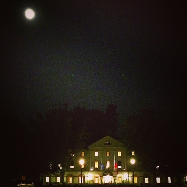 Photo taken at Williamsburg Inn, an official Colonial Williamsburg Hotel by William John R. on 8/8/2014
