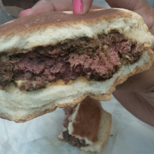 Foto tirada no(a) Action Burger por Jennifer M. em 5/14/2014
