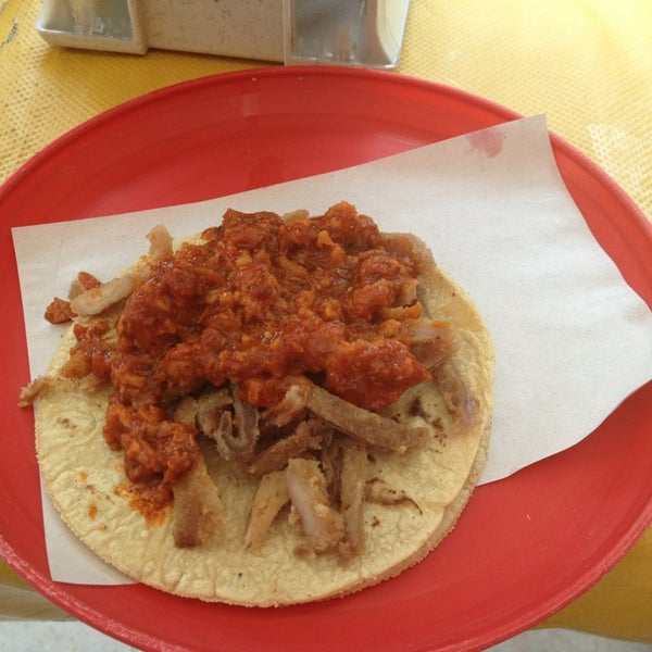 Photo taken at Tacos sarita by DanGraHue_Pit on 9/26/2013