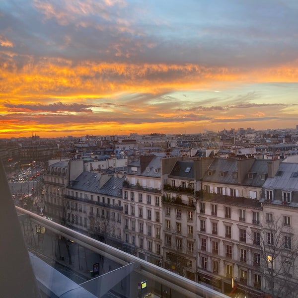 Foto diambil di Renaissance Paris Republique Hotel oleh Jason M. pada 1/15/2020