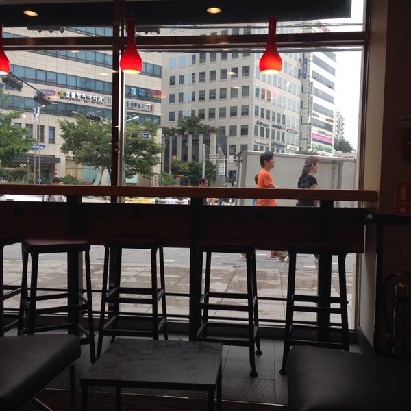 8/19/2014 tarihinde Seung-taeck 🇰🇷 L.ziyaretçi tarafından Starbucks'de çekilen fotoğraf