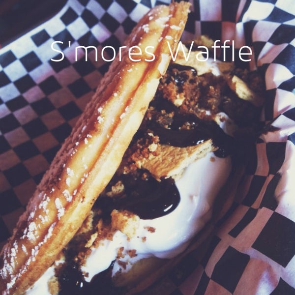4/18/2013에 Joan님이 Butter And Zeus Waffle Sandwiches에서 찍은 사진