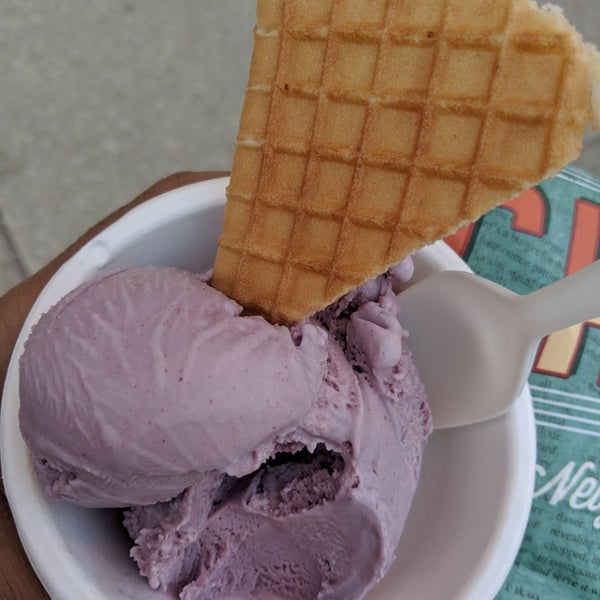 Снимок сделан в Jeni&#39;s Splendid Ice Creams пользователем Randall 4/27/2019